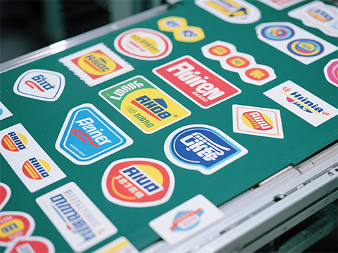 Jakiego rodzaju kontroler laserowy można zastosować do samoprzylepnego wycinania laserowego