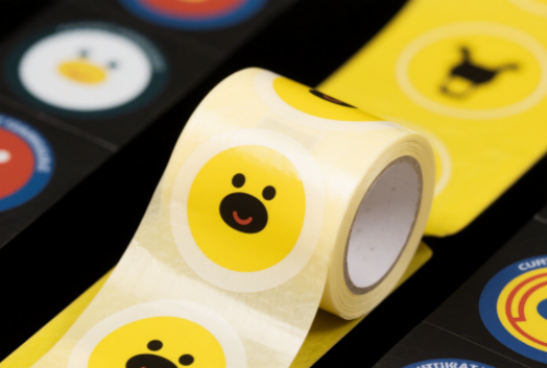 Zrewolucjonizuj przepływ pracy z etykietami samoprzylepnymi, korzystając z zaawansowanego systemu sterowania laserem